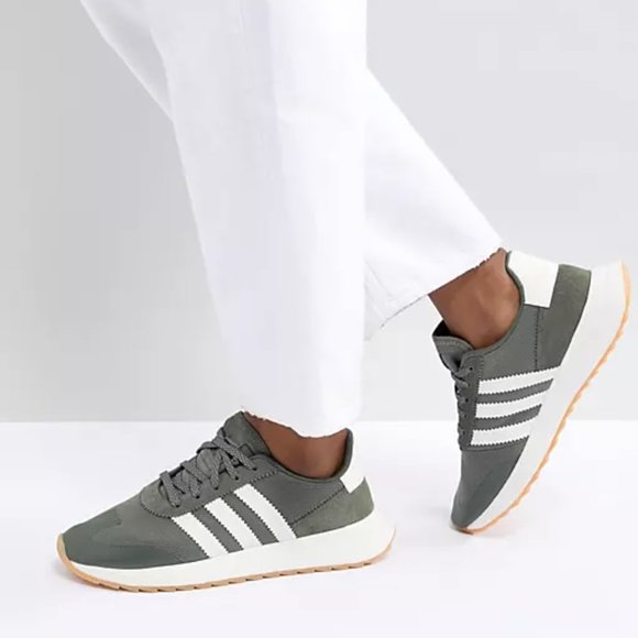 adidas Shoes - ✨HOST PICK✨ adidas Originals Flashback Sneakers